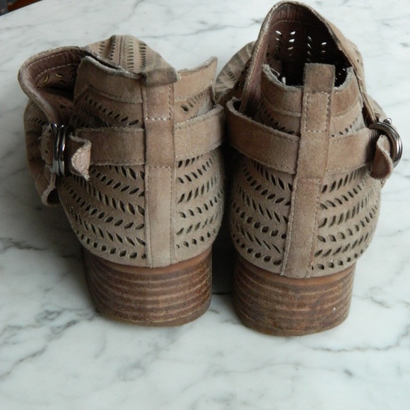 Vince Camuto Perforated Suede Ankle Boot Bootie 11 - Picture 3 of 7